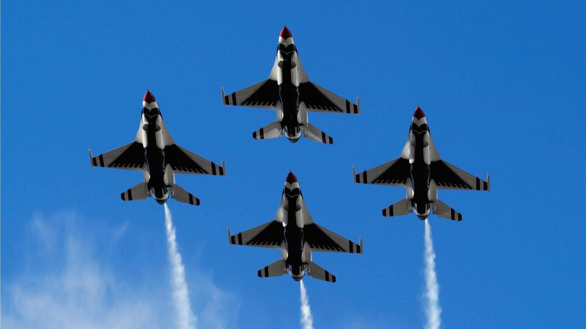 2017年西部半决赛：在“火箭之夜”中，库里连续投中数个超远三分，帮助勇士大比分领先